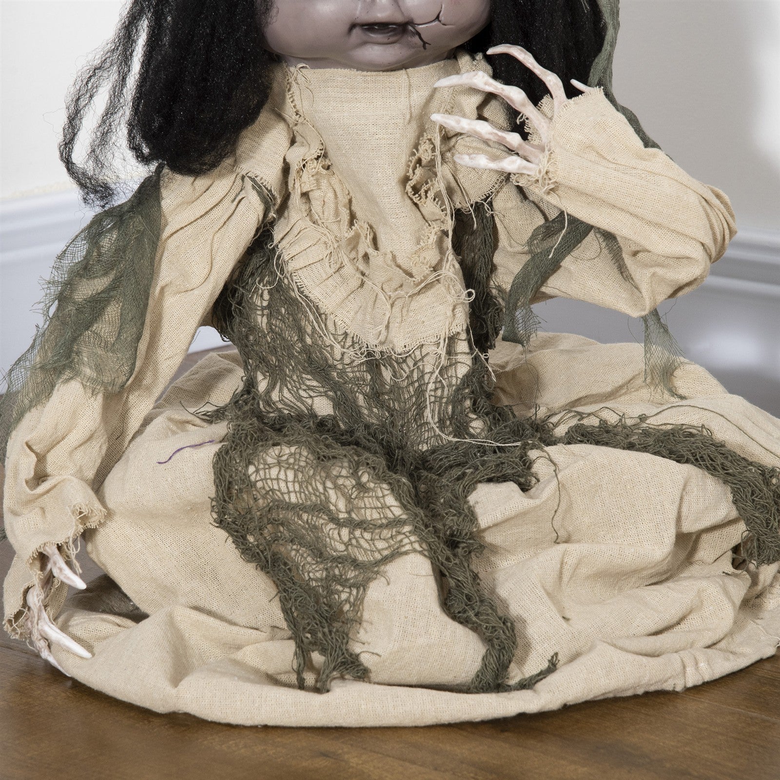 Halloween Dekoration Geisterpuppe mit Spezialeffekten und Soundfunktion 80 cm x 23 cm x 83 cm