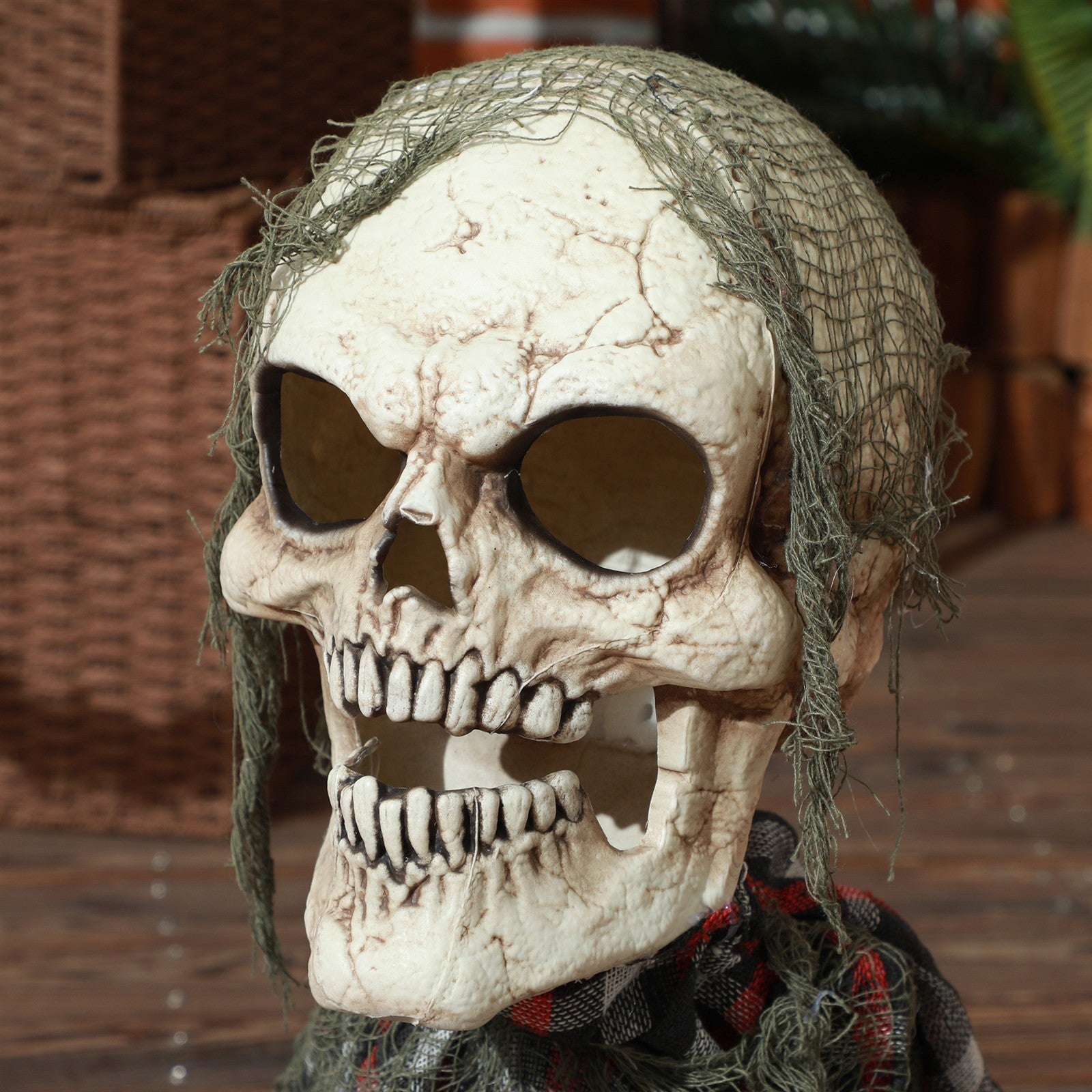 Halloweendekoration Groundbreaker-Skelett, biegsame Arme, leuchtende Augen, unheimliches Heulen