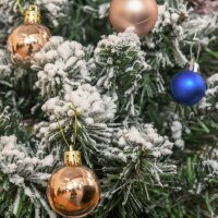 Mini Künstlicher Weihnachtsbaum 60 cm Tannenbaum künstlich mit Schnee, 67 Spitzen Zementbasis für drinnen Büro