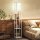 Stehlampe mit Regal, 3 Fächer, kompakte Maße, MDF, Weiß